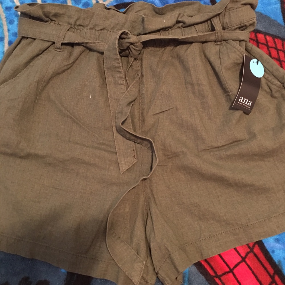 Cute shorts never worn the color is called oregano
